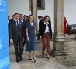 Su Majestad la Reina se dirige a la Capilla Real del Hostalde los Reyes Católicos